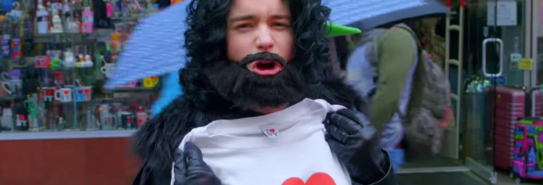 Emilia Clarke, star de Il Trono di Spade, si traveste da Jon Snow per una Nobile Causa
