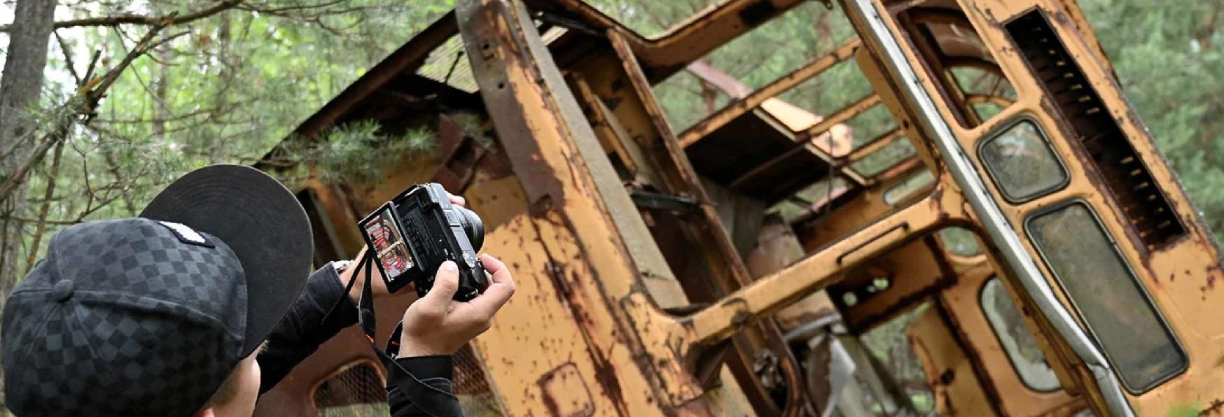 Chernobyl: un'Ondata di Influencer Sorridenti invade l'Area. Craig Mazin Protesta