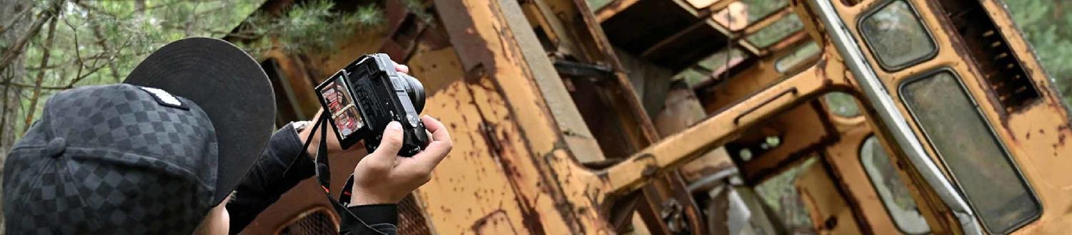Chernobyl: un'Ondata di Influencer Sorridenti invade l'Area. Craig Mazin Protesta