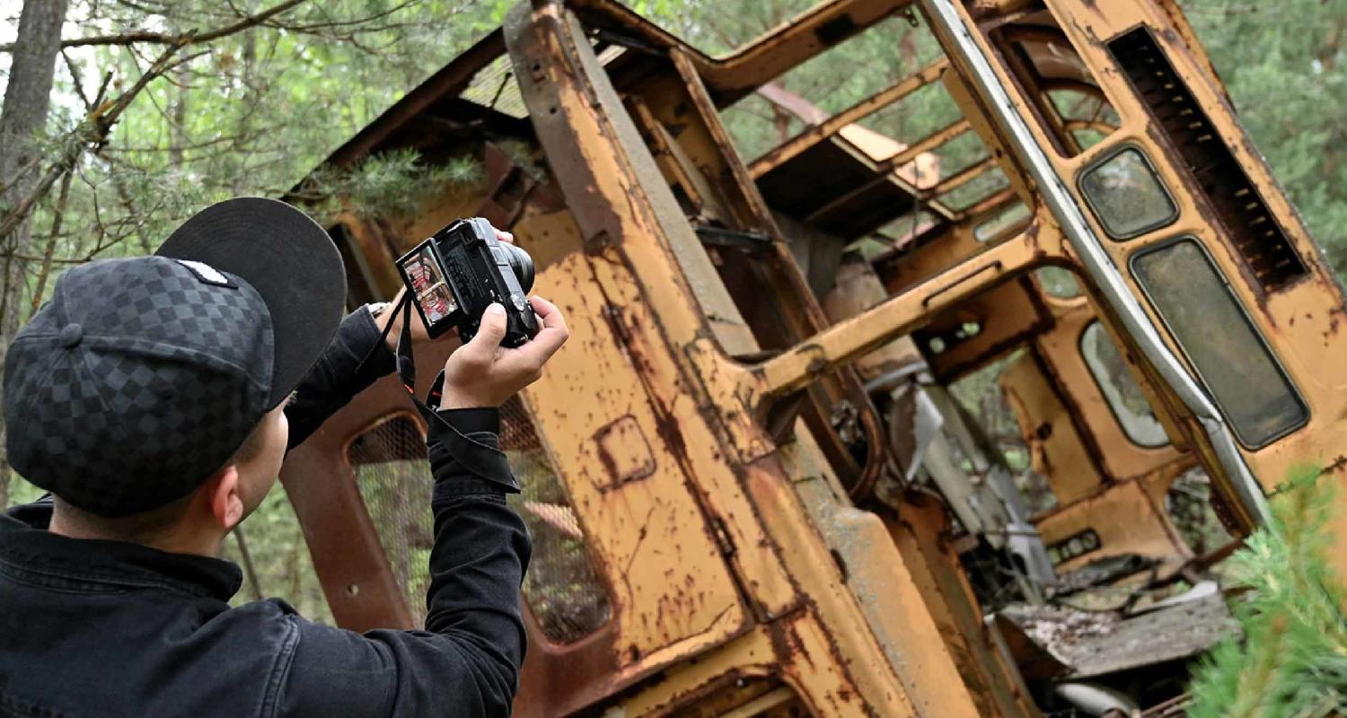 Chernobyl: un'Ondata di Influencer Sorridenti invade l'Area. Craig Mazin Protesta