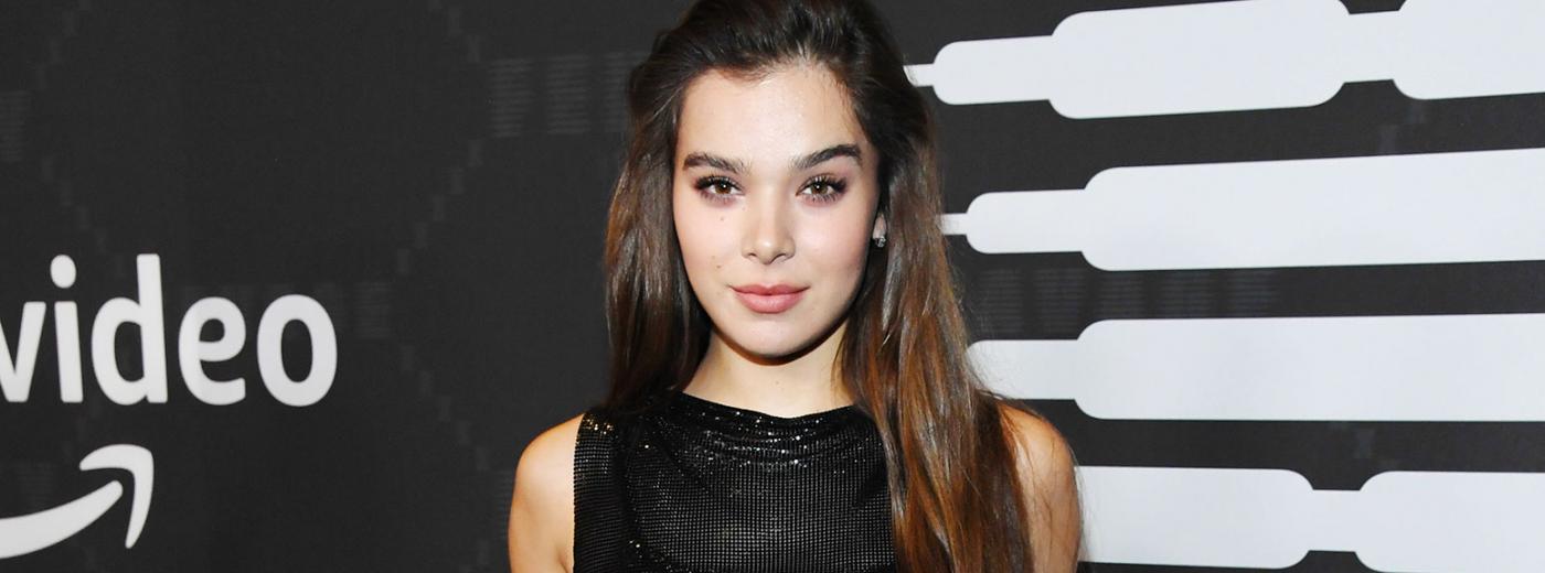 Dickinson: Il commento di Hailee Steinfeld e della showrunner