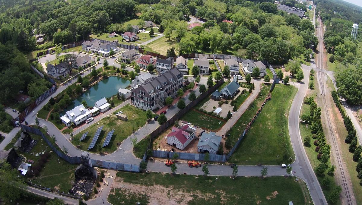 The Walking Dead: l'Immenso Set della Serie TV Ripreso dall'Alto con un Drone