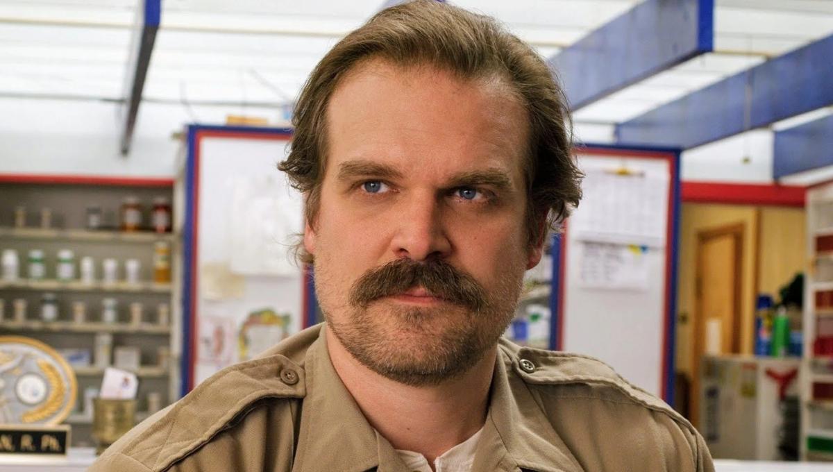 Stranger Things 4: David Harbour annuncia una "Enorme" Anticipazione sulla Backstory di Hopper
