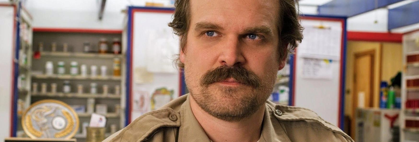 Stranger Things 4: David Harbour annuncia una "Enorme" Anticipazione sulla Backstory di Hopper