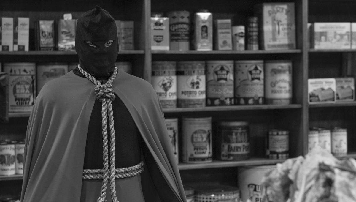 Watchmen: Lo Screenwriter Cord Jefferson parla della Creazione del personaggio di Hooded Justice