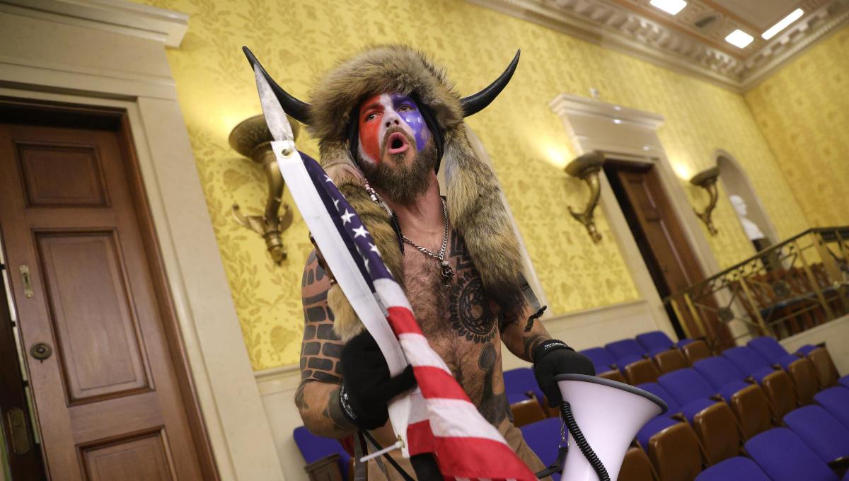 Q: Into the Storm - il Trailer della nuova Docuserie di HBO che esplorerà il movimento QAnon