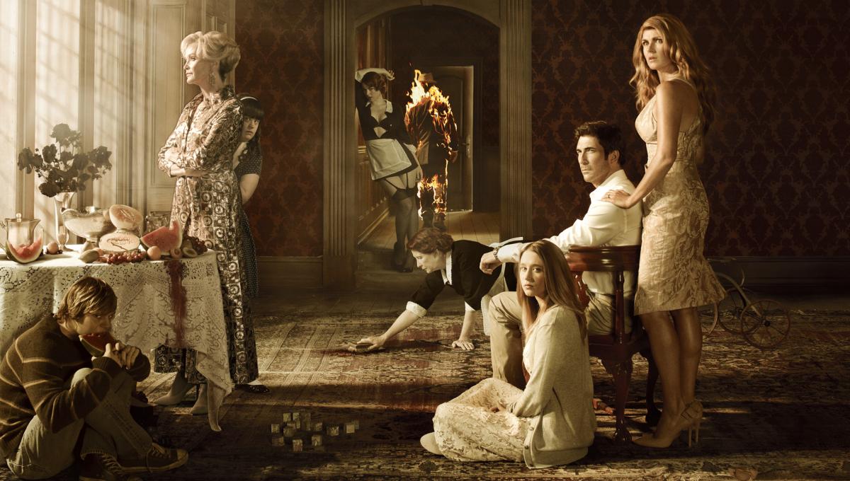 American Horror Story 10: una Foto dal Set svela il Ritorno di un Vecchio Personaggio