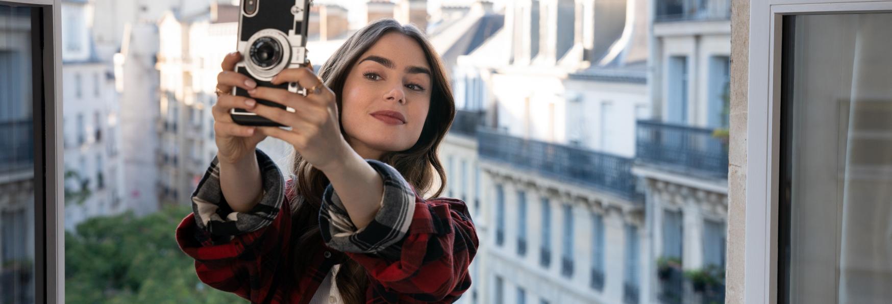 Emily in Paris 2: Lucien Laviscount entra nel Cast, William Abadie promosso a Regular