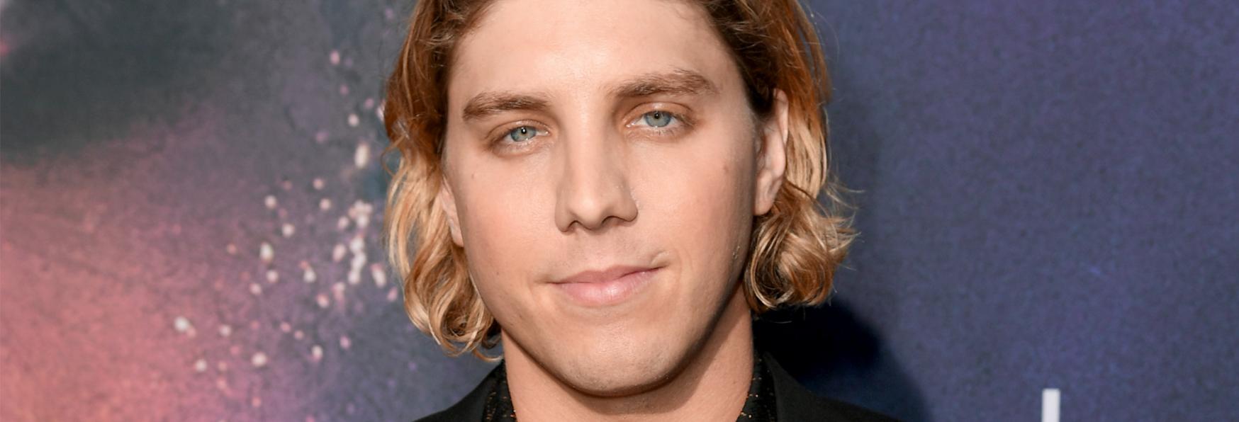 You 4: Lukas Gage (The White Lotus) sarà nel Cast della Prossima Stagione