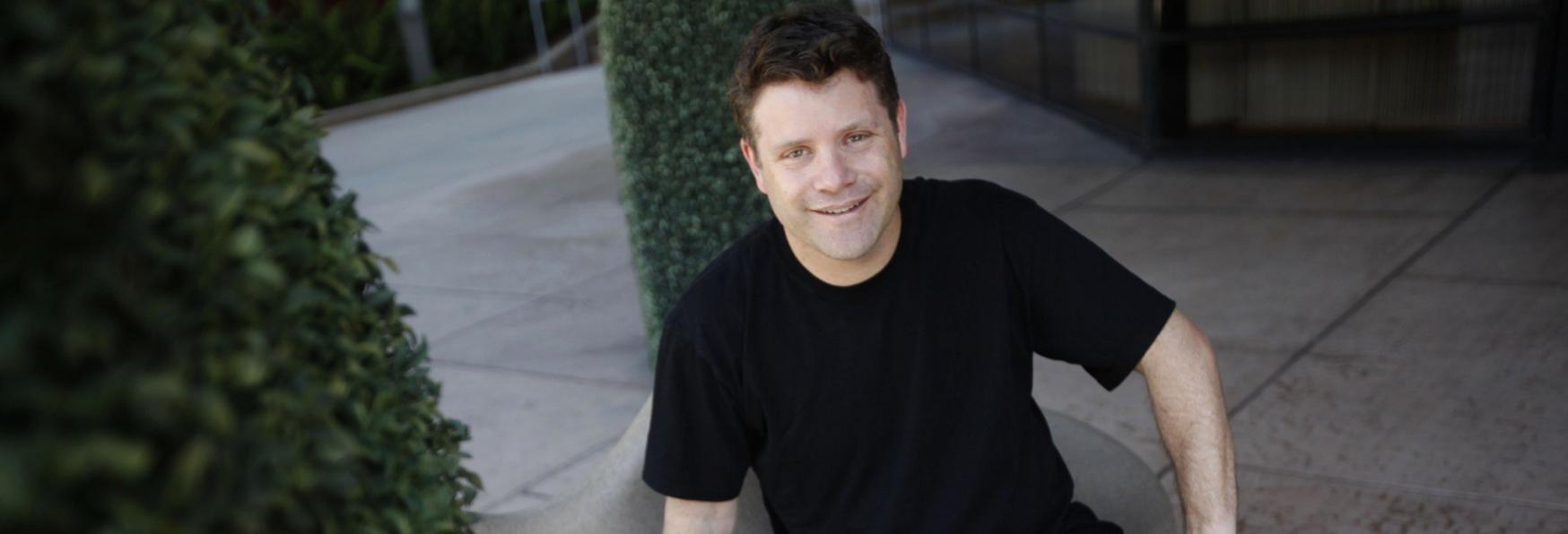 Young Rock 2: Sean Astin (Stranger Things) entra a far parte del Cast della nuova Stagione