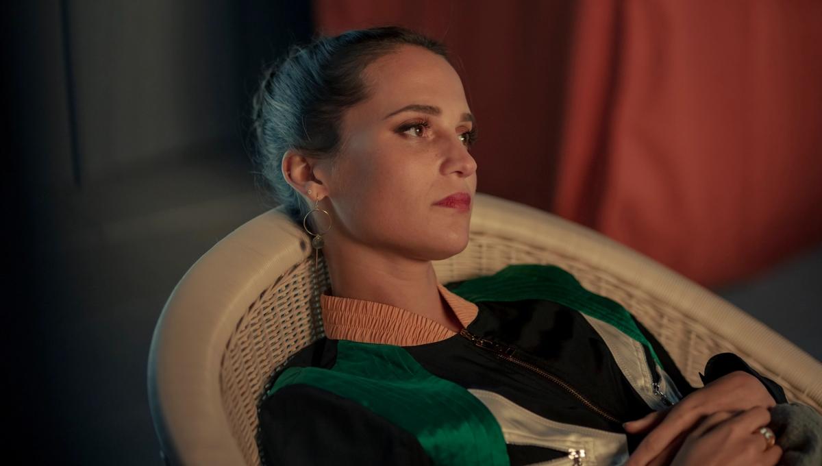 Irma Vep: la Data di Uscita e le Prime Immagini della Serie TV HBO con Alicia Vikander