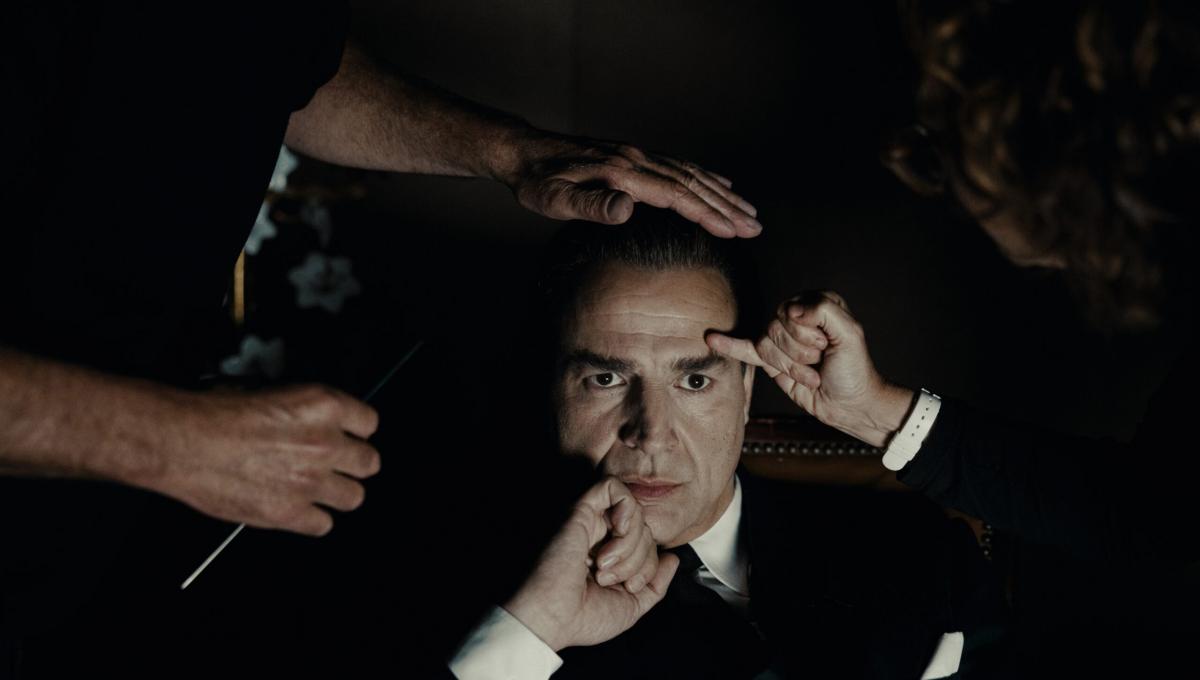 Balenciaga: in arrivo su Disney+ una Serie TV sul Famoso Stilista, interpretato da Alberto San Juan