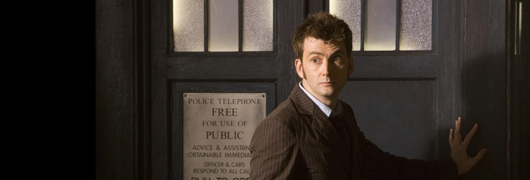 Doctor Who: il 10° Dottore esce dal TARDIS in un nuovo Video dal Set
