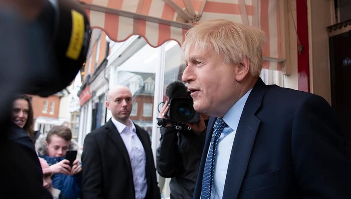 This England: nel Teaser Trailer, un irriconoscibile Kenneth Branagh nei panni di Boris Johnson