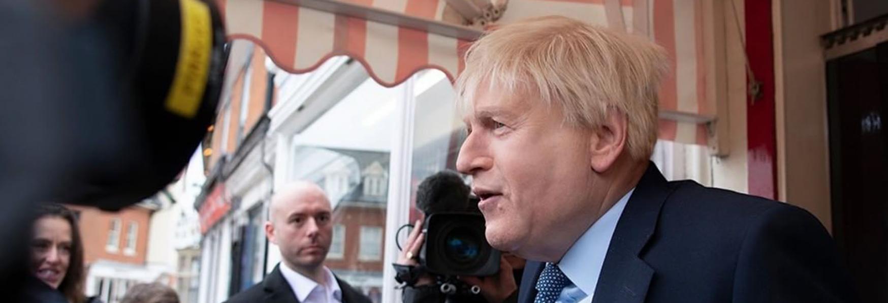 This England: nel Teaser Trailer, un irriconoscibile Kenneth Branagh nei panni di Boris Johnson