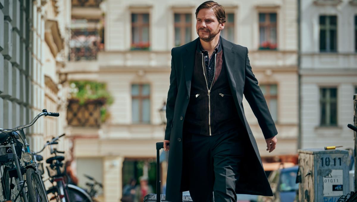 Karl Lagerfeld: Daniel Brühl sarà il Protagonista della nuova Serie TV di Disney+